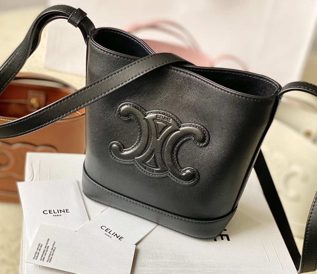 Ce**e mini bucket cuir triomphe