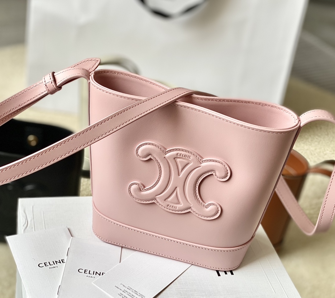 Ce**e mini bucket cuir triomphe