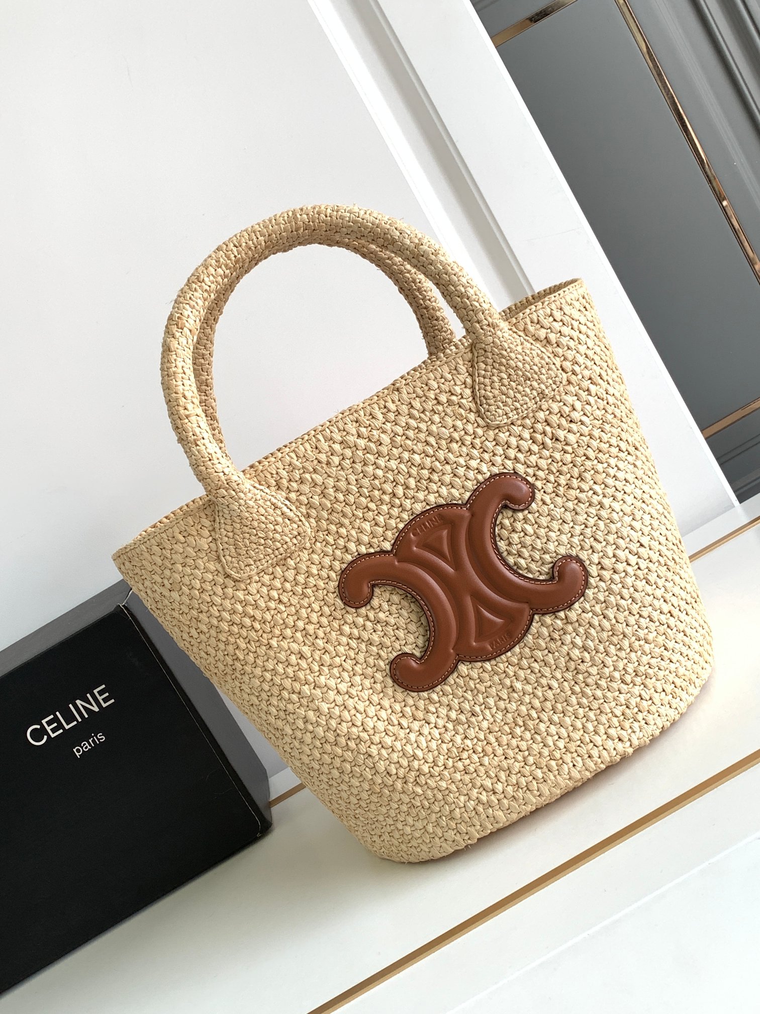ce**e S*pple small triomphe ce**e classic panier in raffia and calfskin