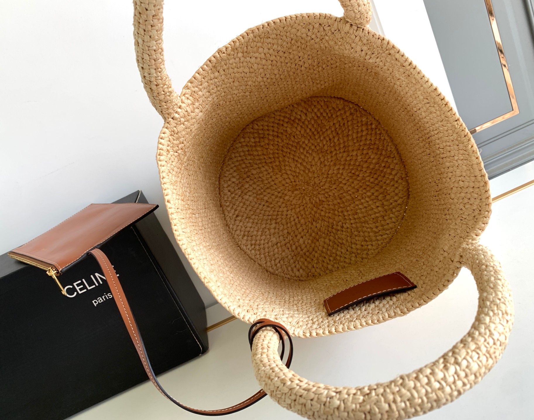 ce**e S*pple small triomphe ce**e classic panier in raffia and calfskin