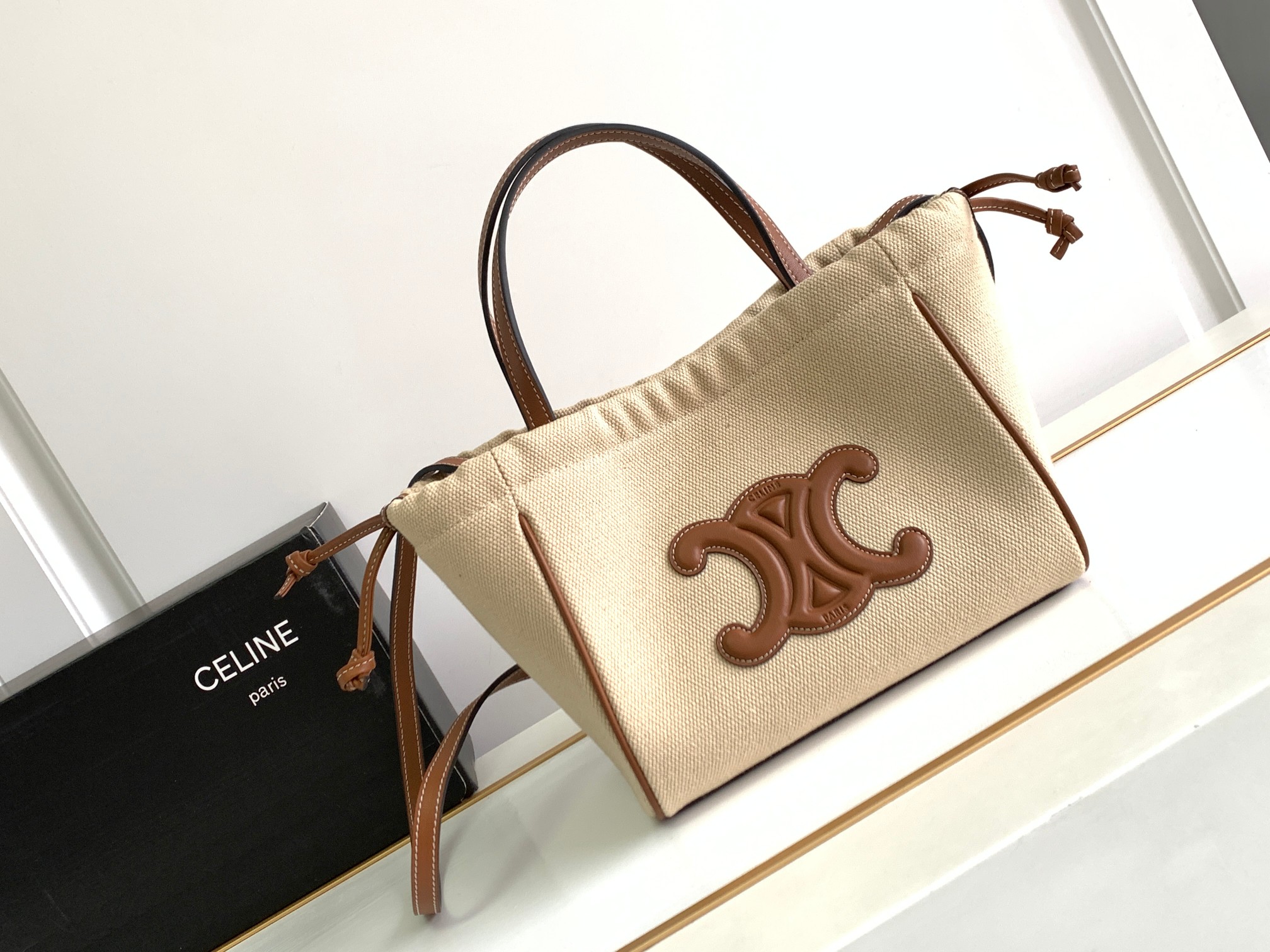 Ce**e small cabas drawstring cuir triomphe