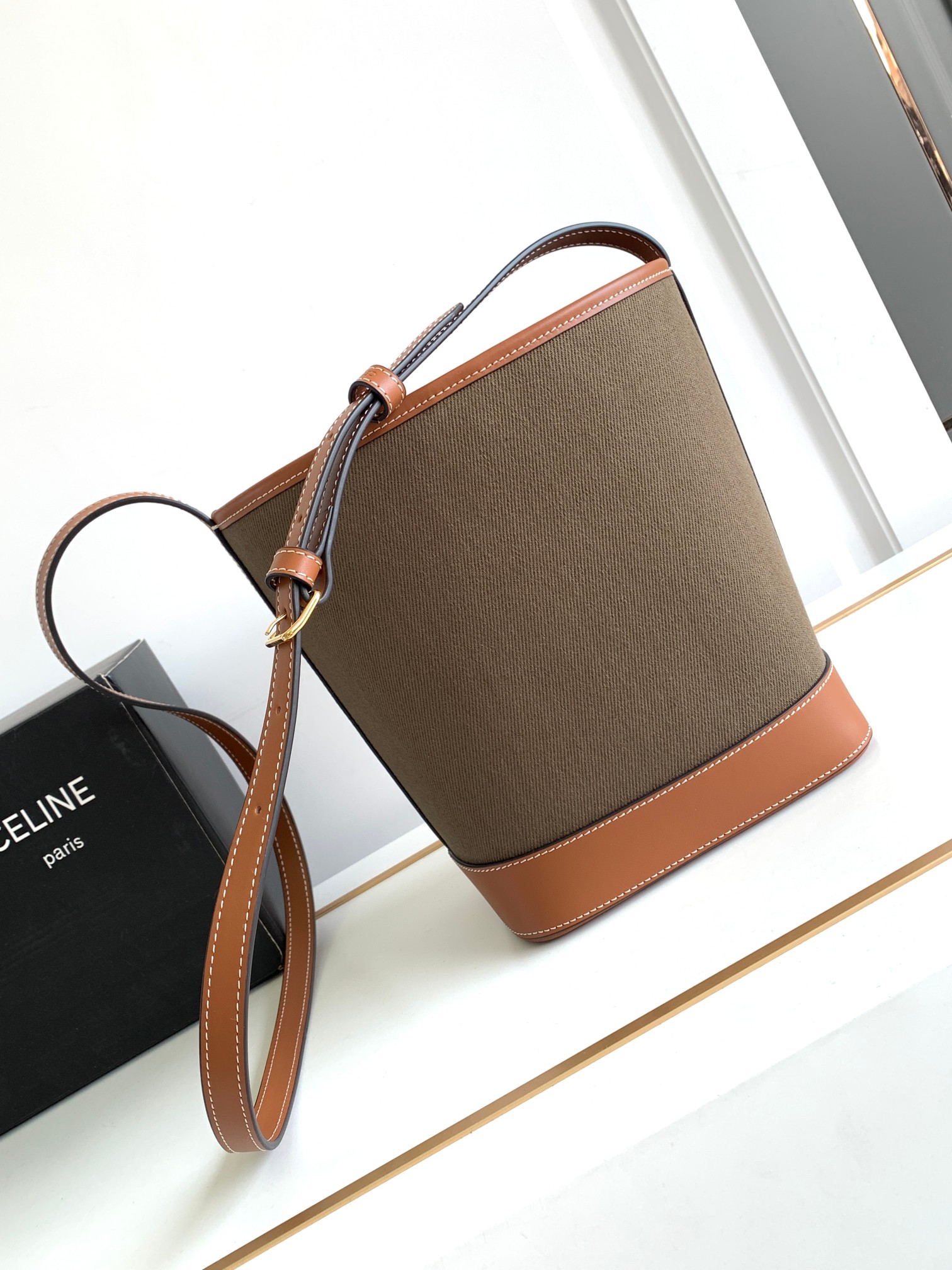 Ce**e small bucket cuir triomphe