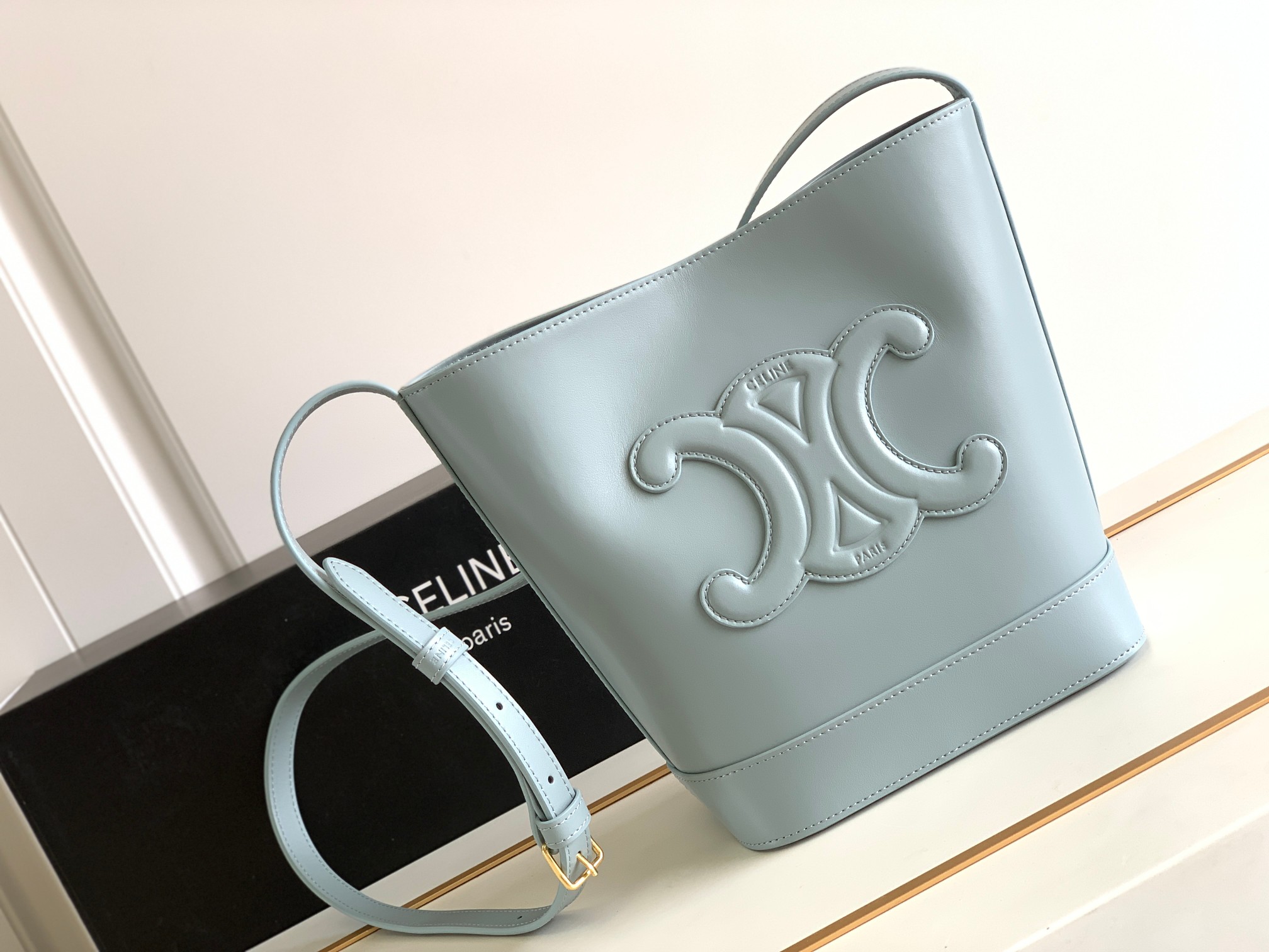 Ce**e bucket cuir triomphe bag