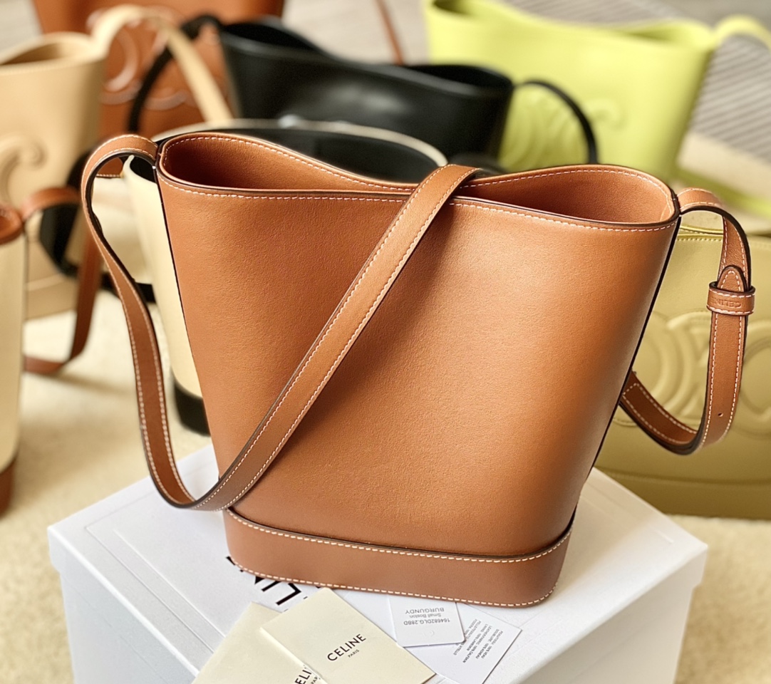 Ce**e bucket cuir triomphe bag