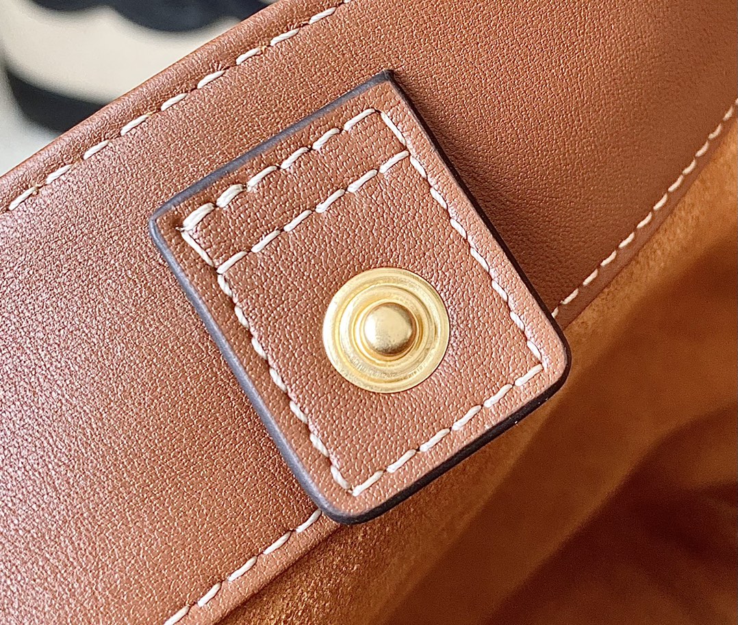 Ce**e bucket cuir triomphe bag