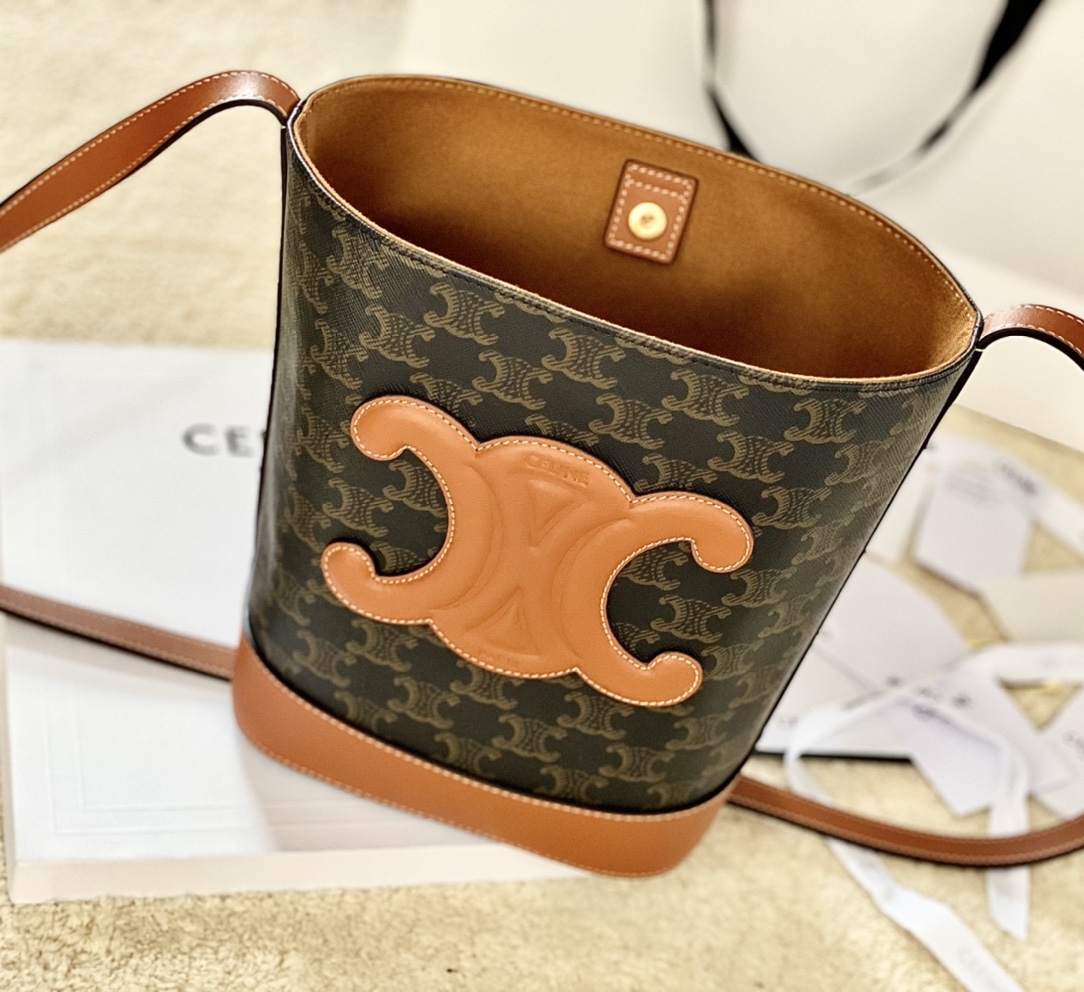 Ce**e bucket cuir triomphe bag