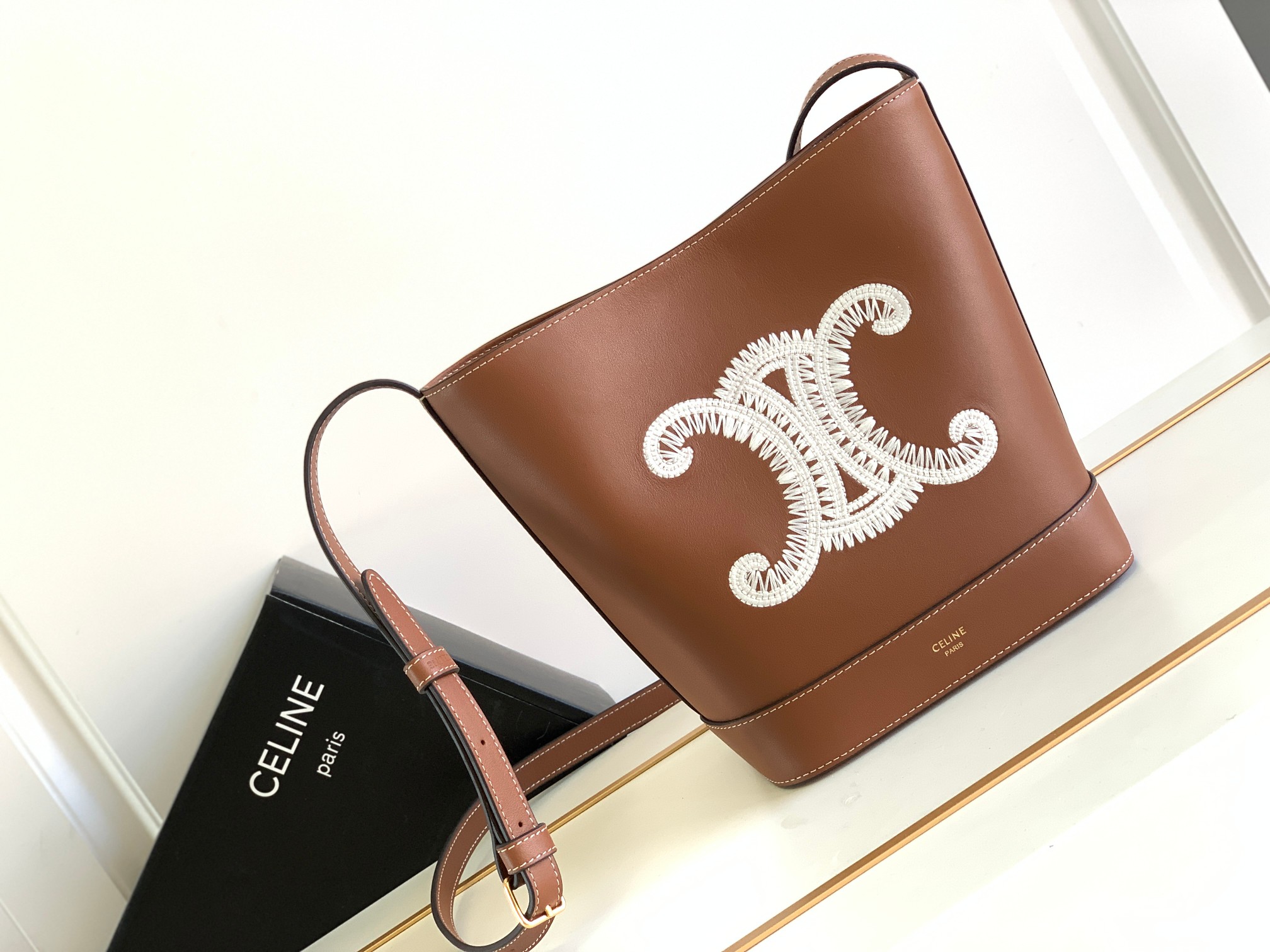 Ce**e bucket cuir triomphe bag
