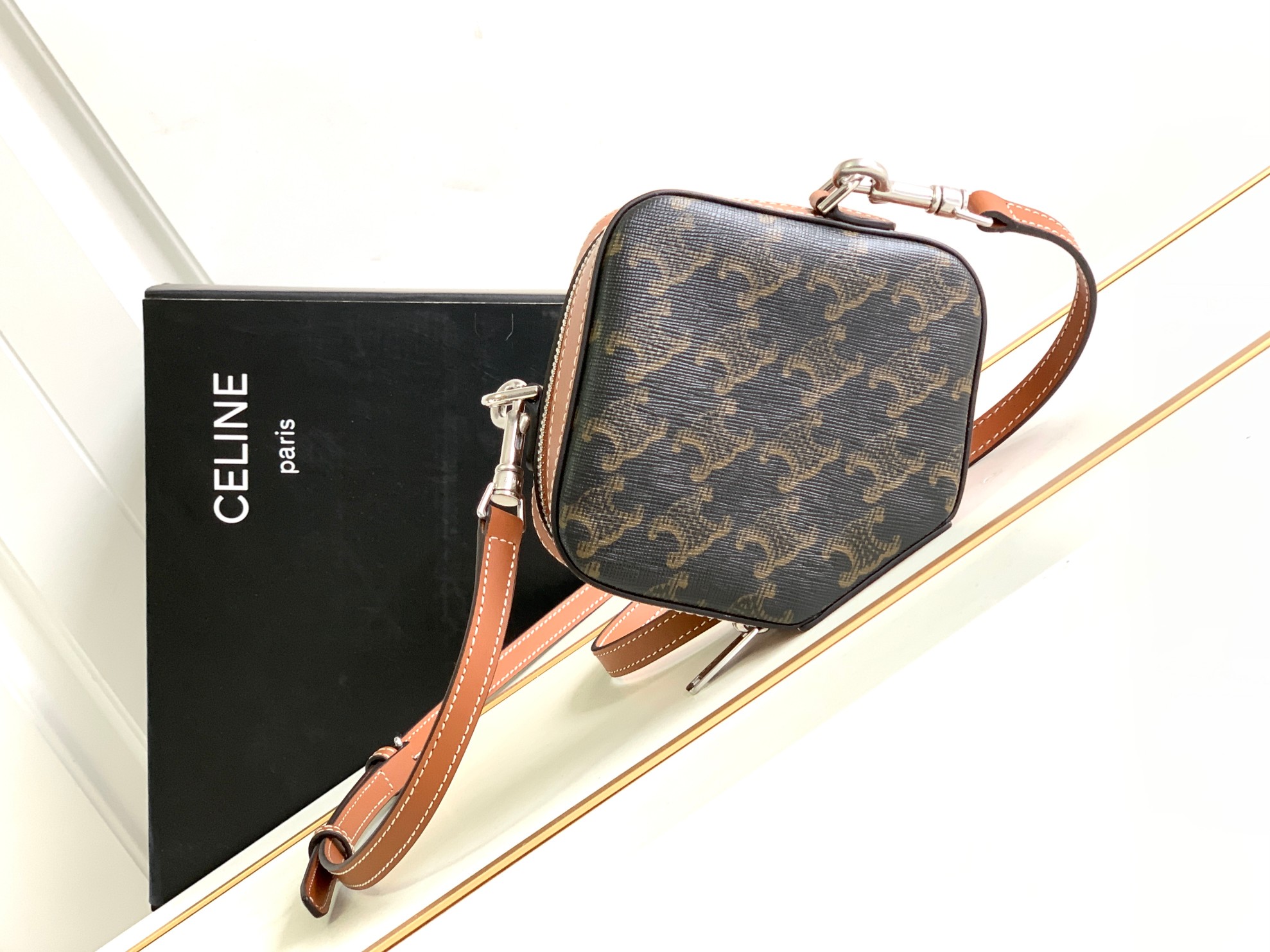 Ce**e cube box
