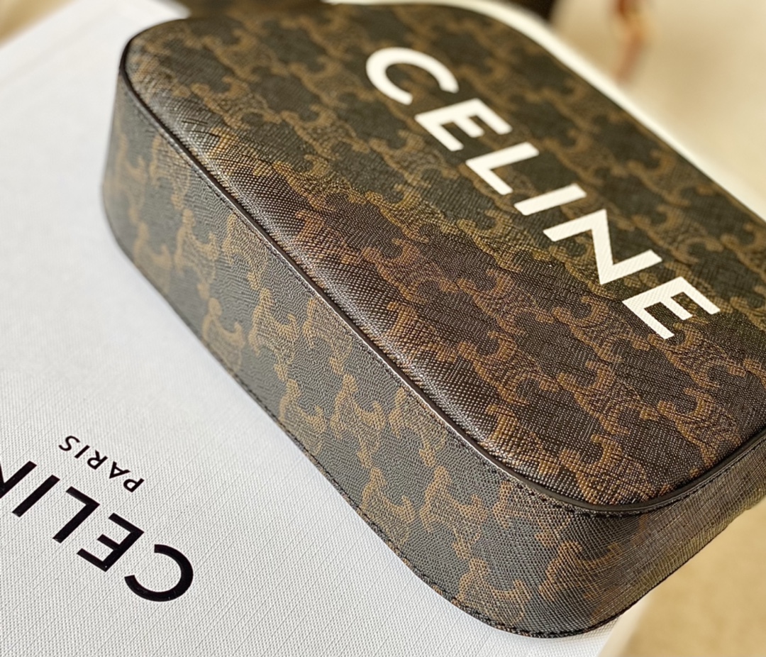 Ce**e triomphe small camera bag