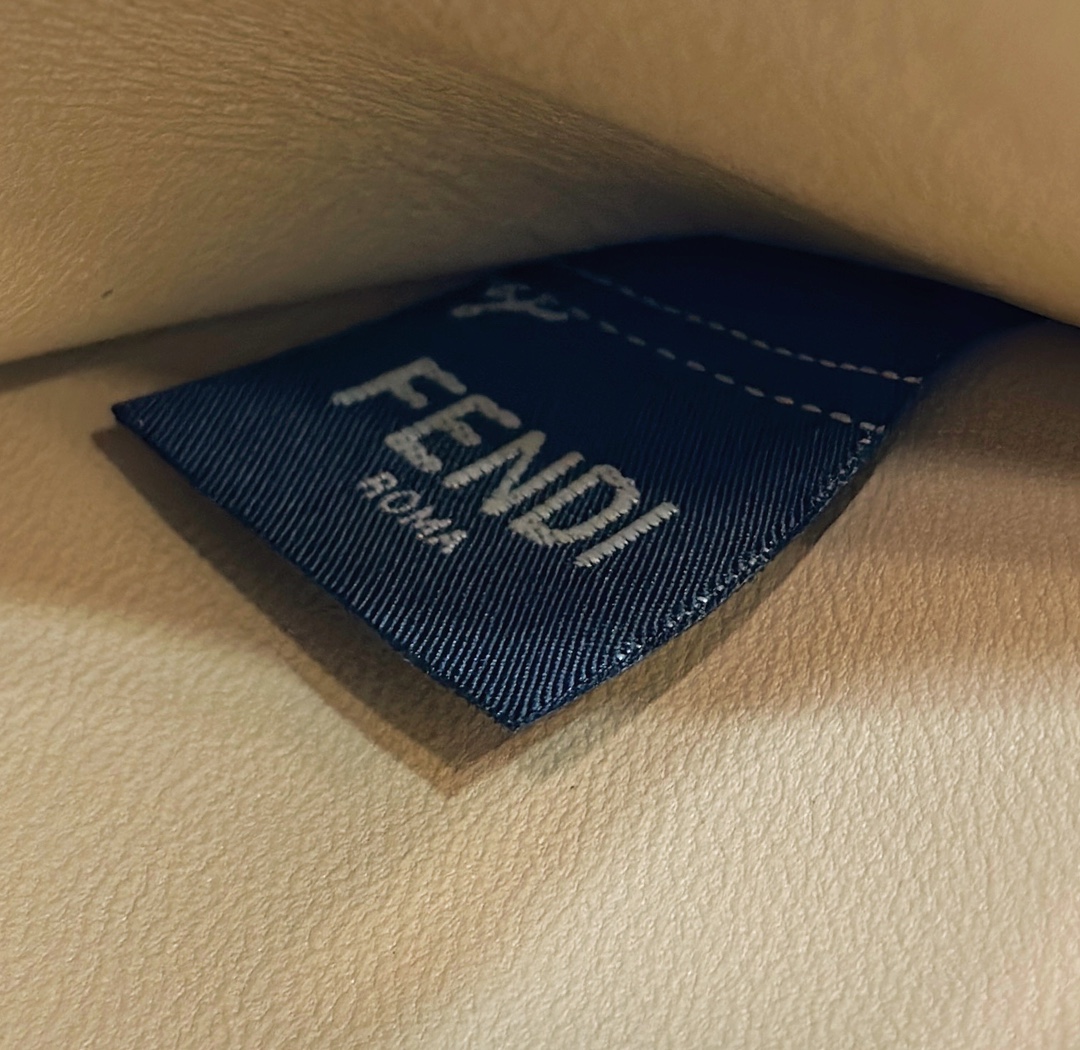 F**di peekaboo iseeu medium