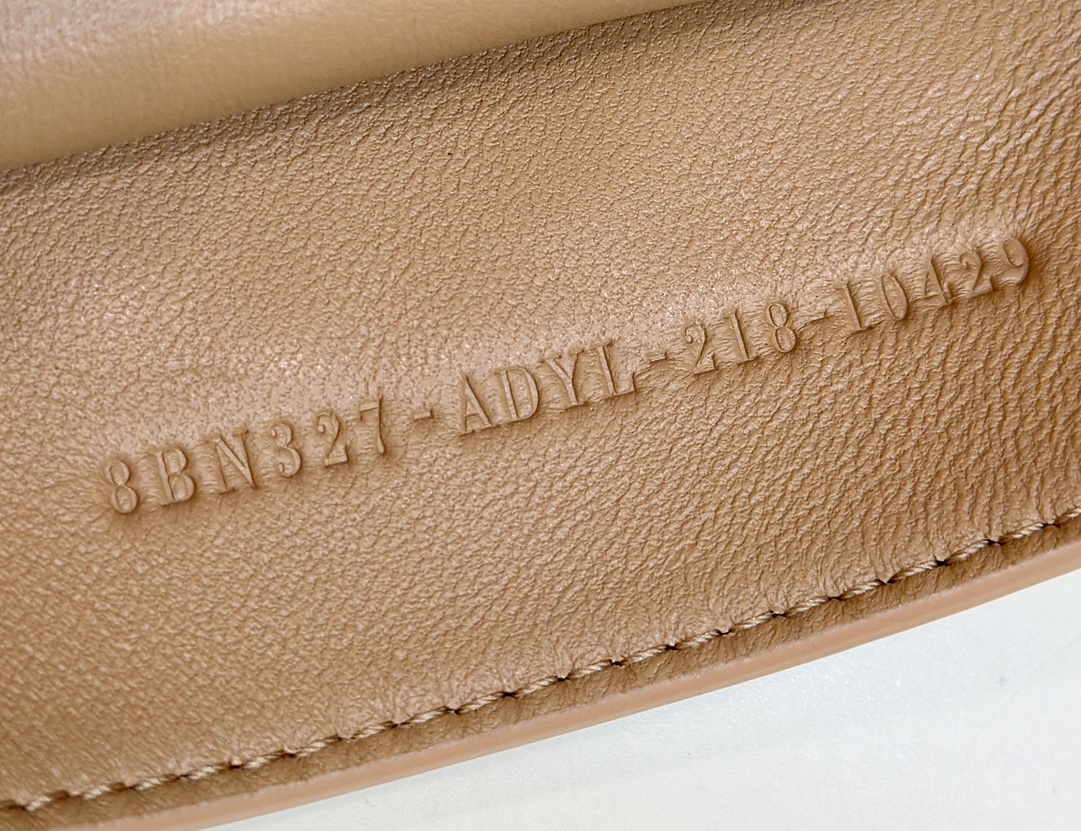 F**di peekaboo medium handbag