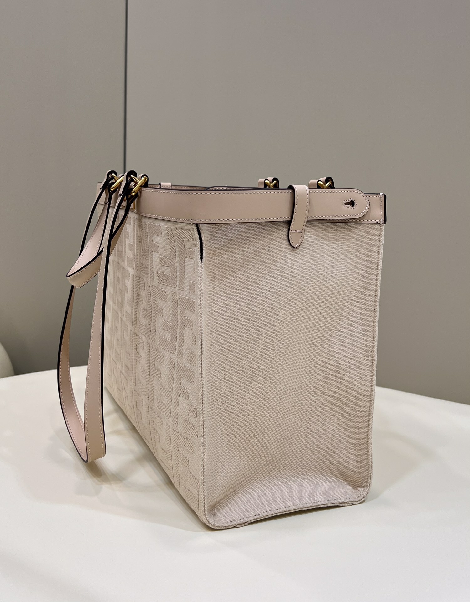 F**di peekaboo tote bag