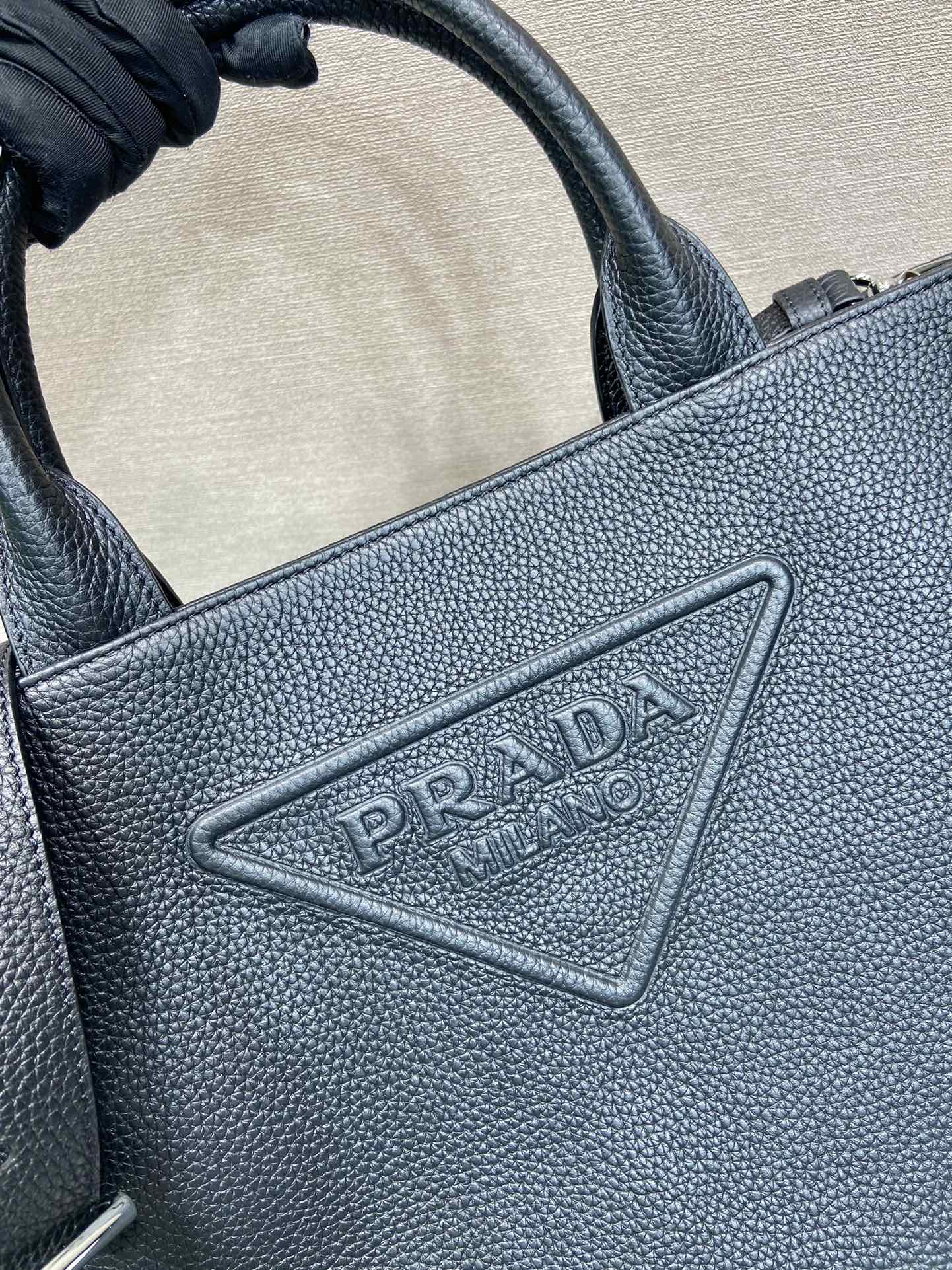 Pra*a leather tote