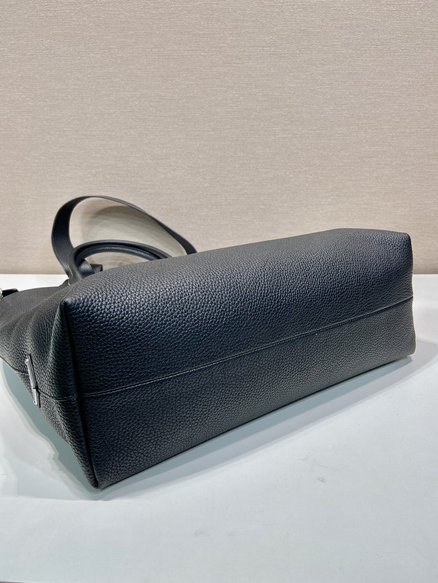 Pra*a leather tote