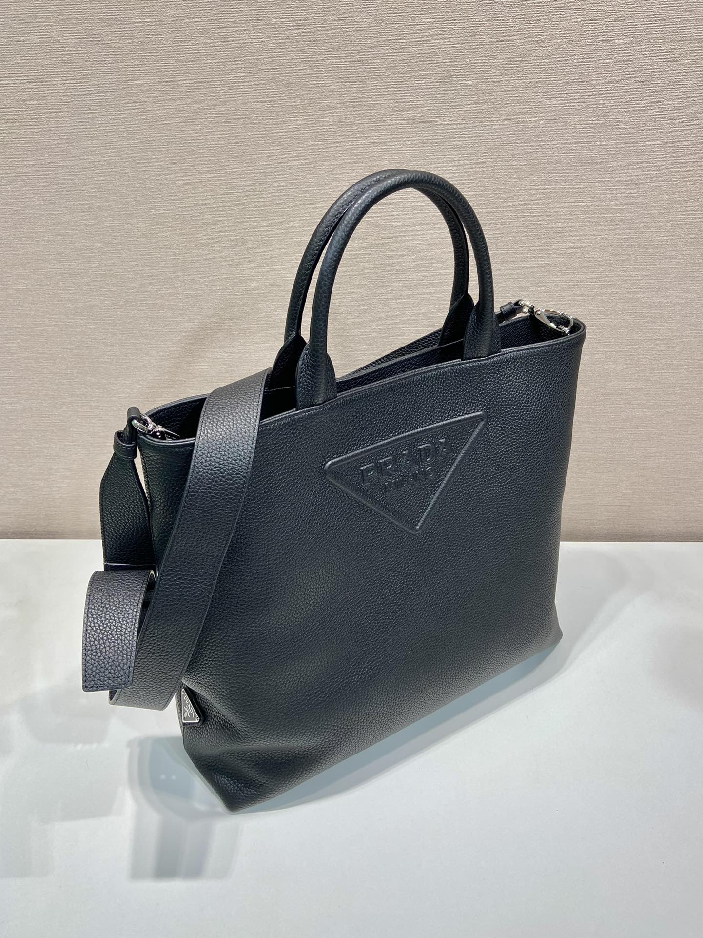 Pra*a leather tote