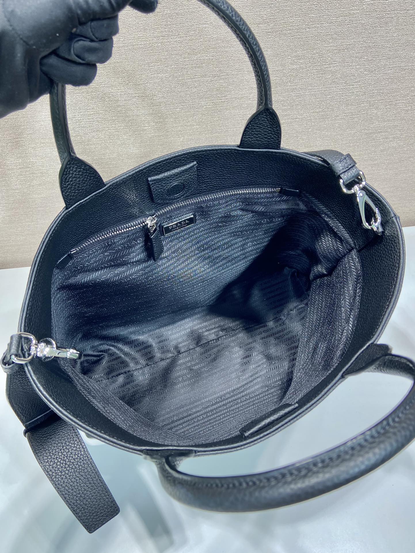 Pra*a leather tote