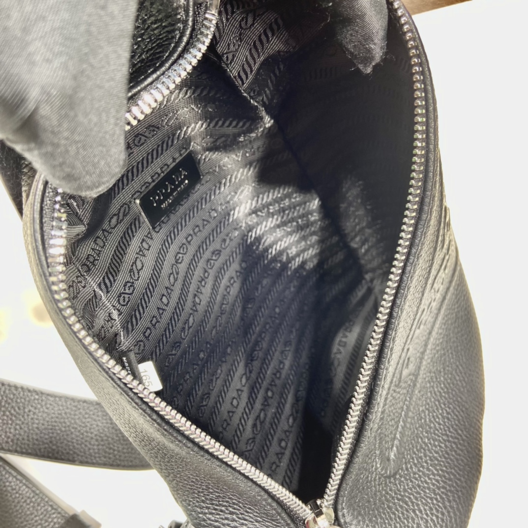 Pra*a cross leather bag