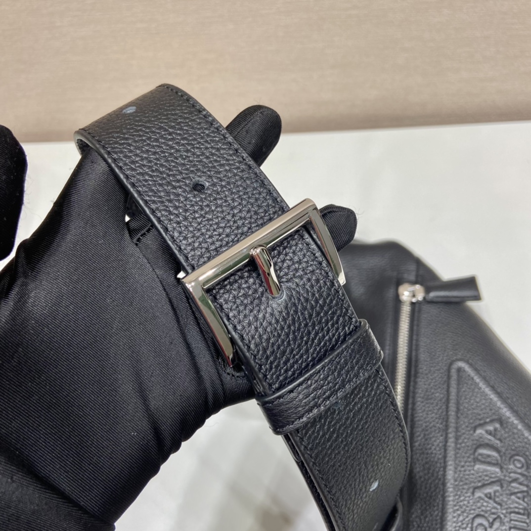 Pra*a cross leather bag