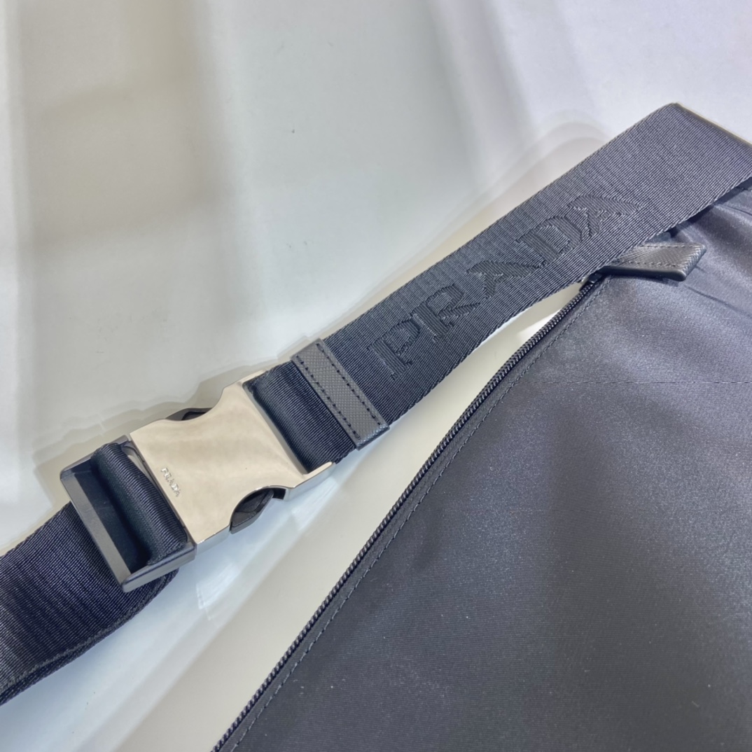 Pra*a men waist bag