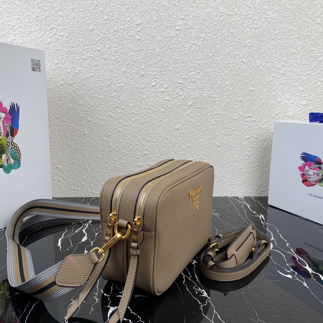 Pra*a medium leather bag