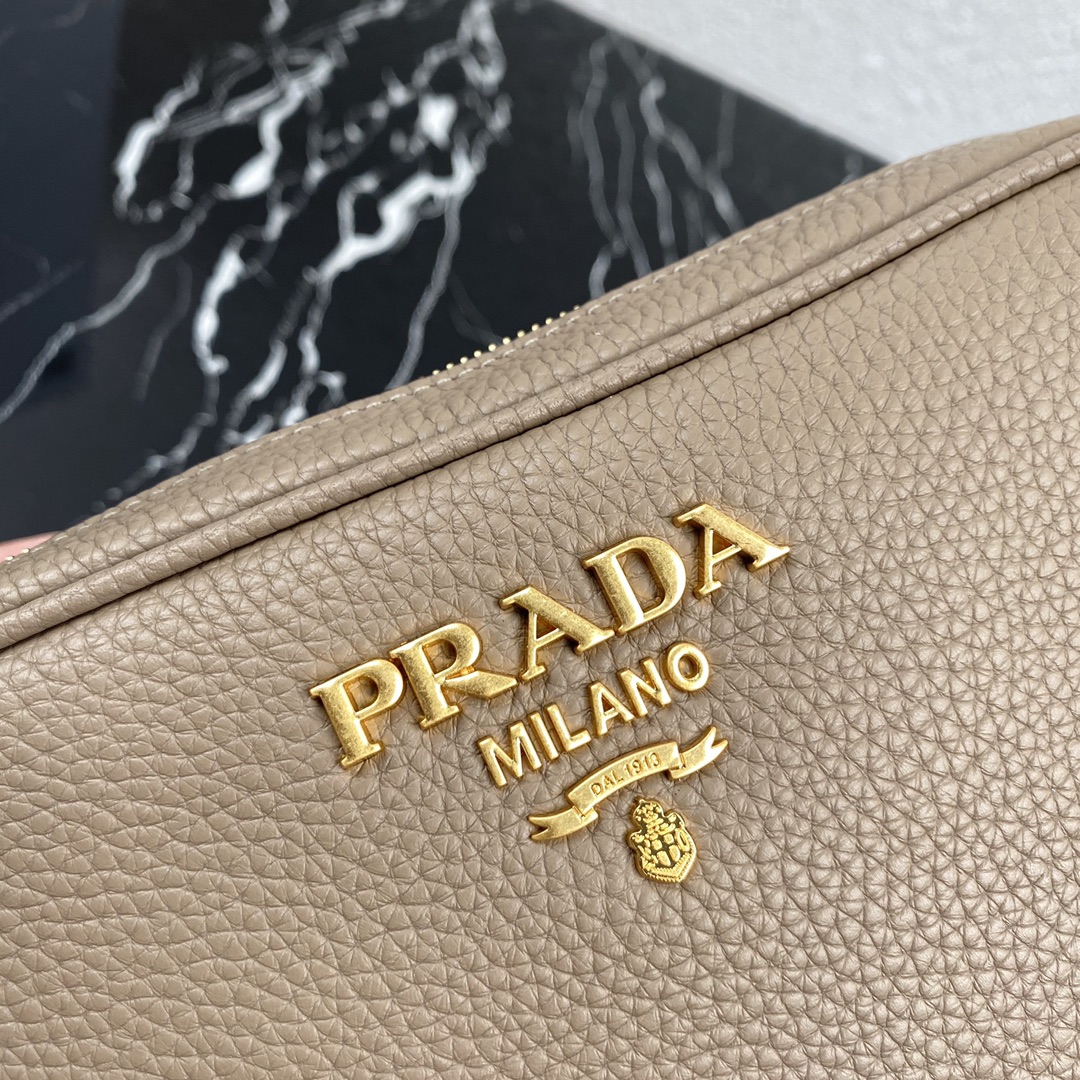 Pra*a medium leather bag