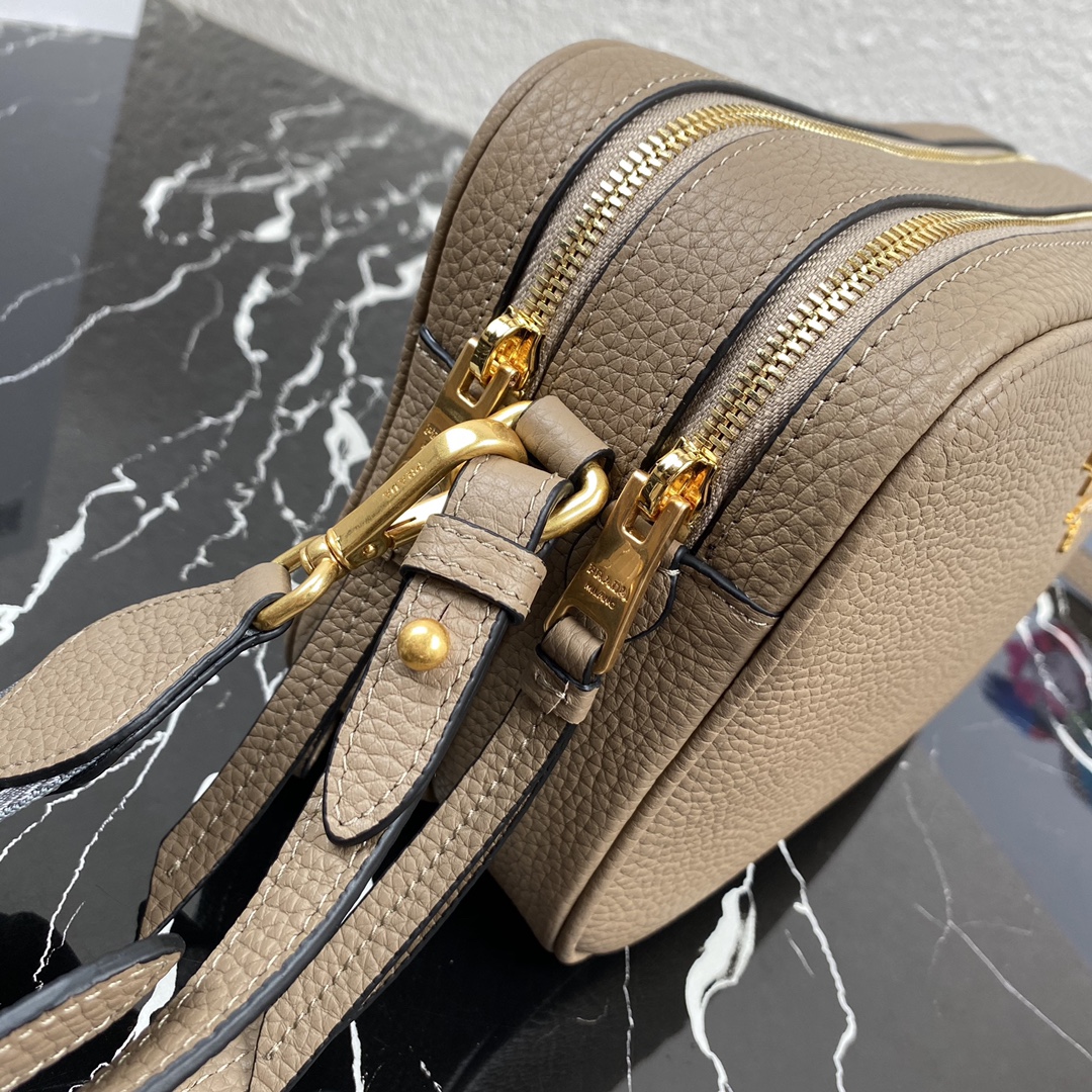 Pra*a medium leather bag