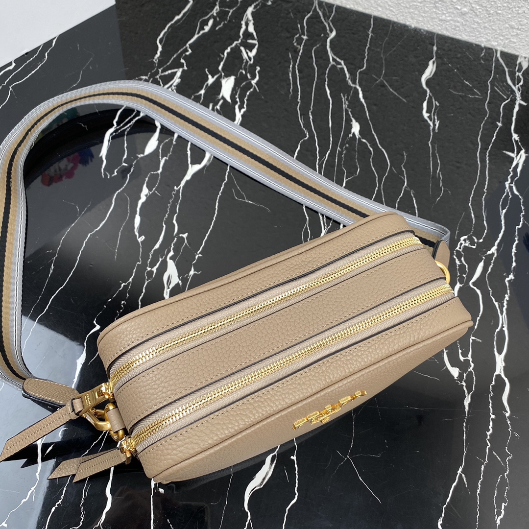 Pra*a medium leather bag