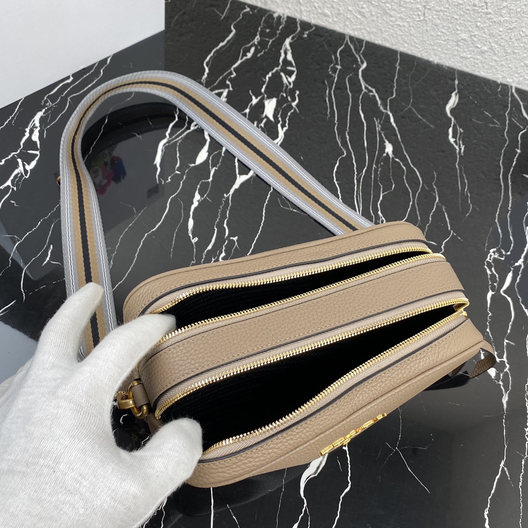 Pra*a medium leather bag