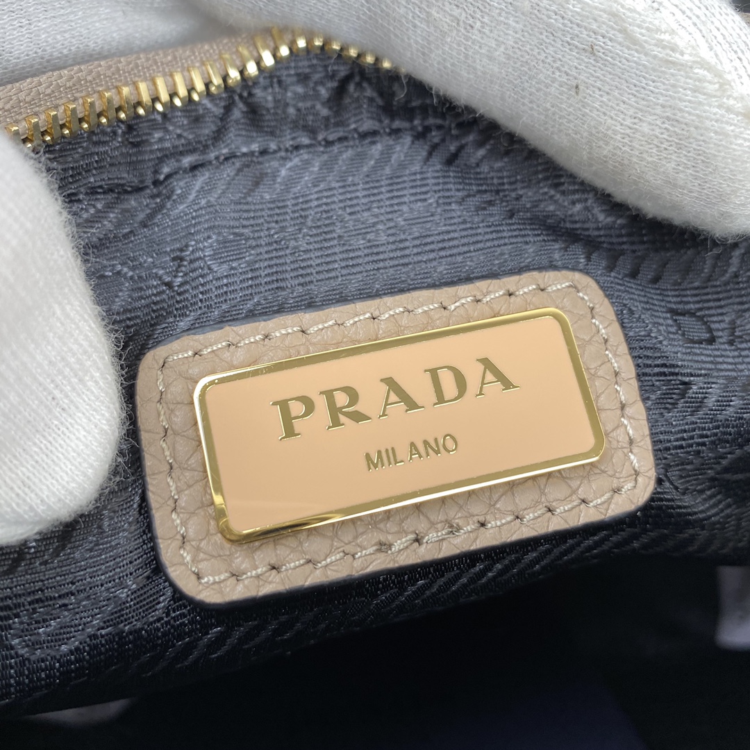 Pra*a medium leather bag