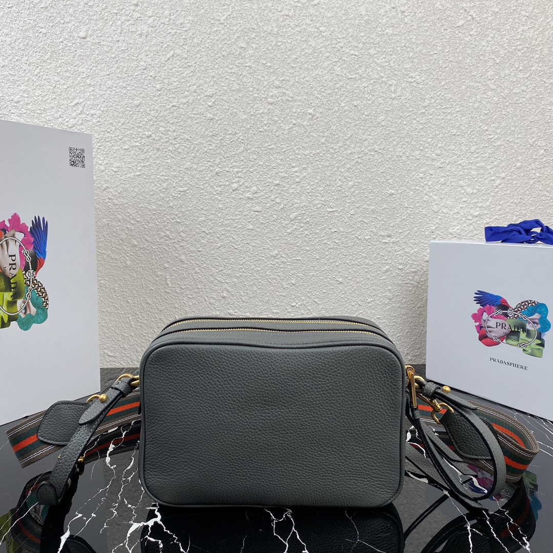 Pra*a medium leather bag