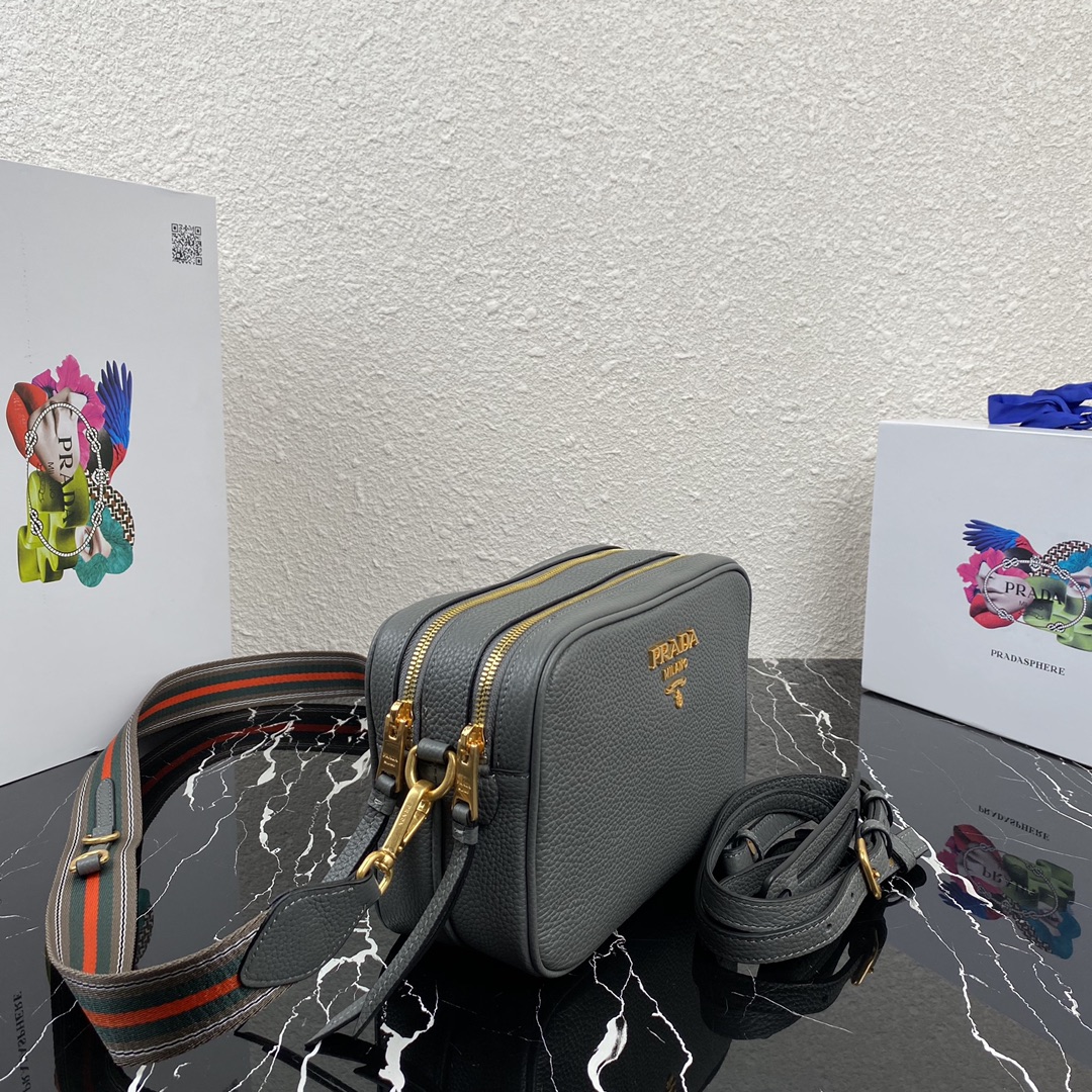 Pra*a medium leather bag