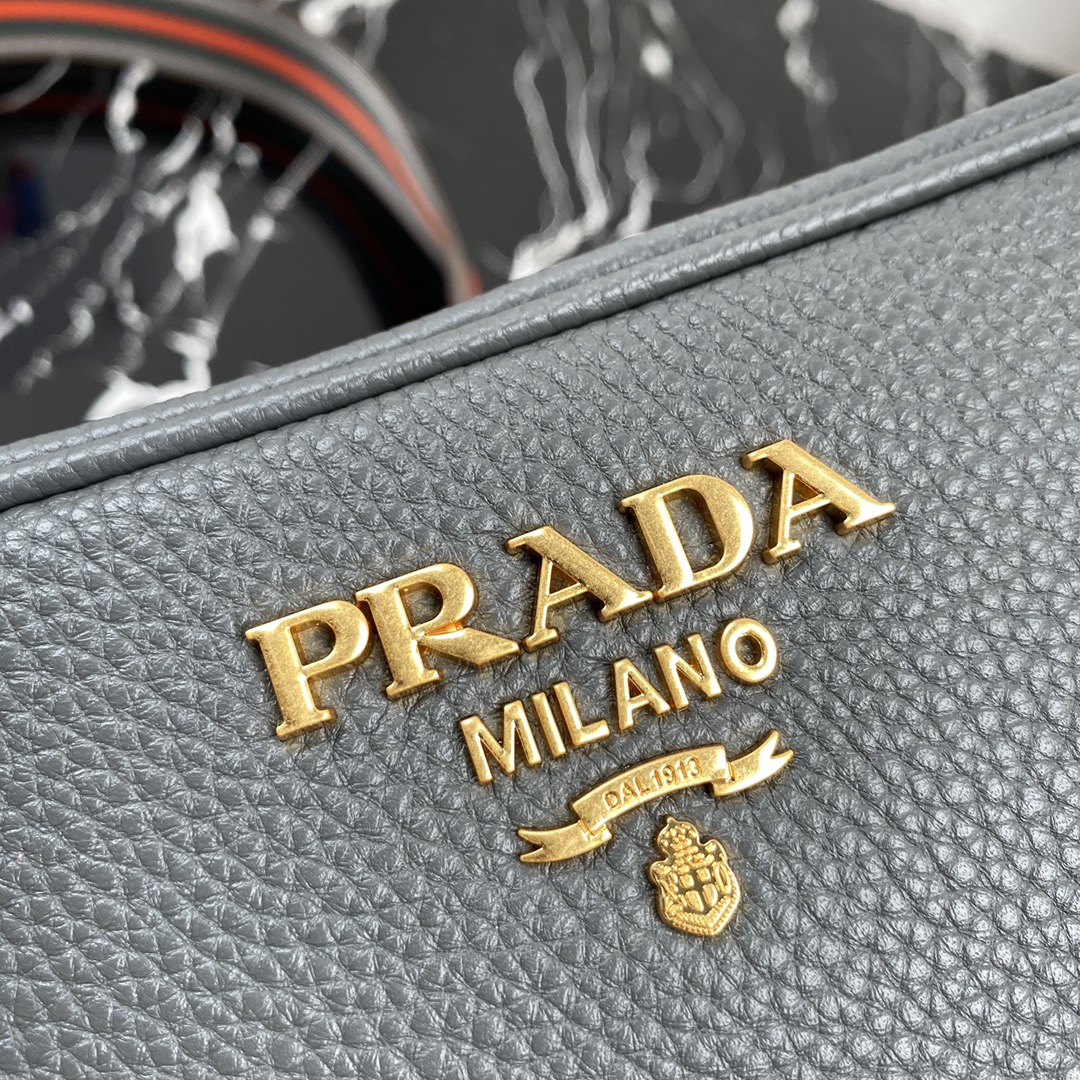 Pra*a medium leather bag
