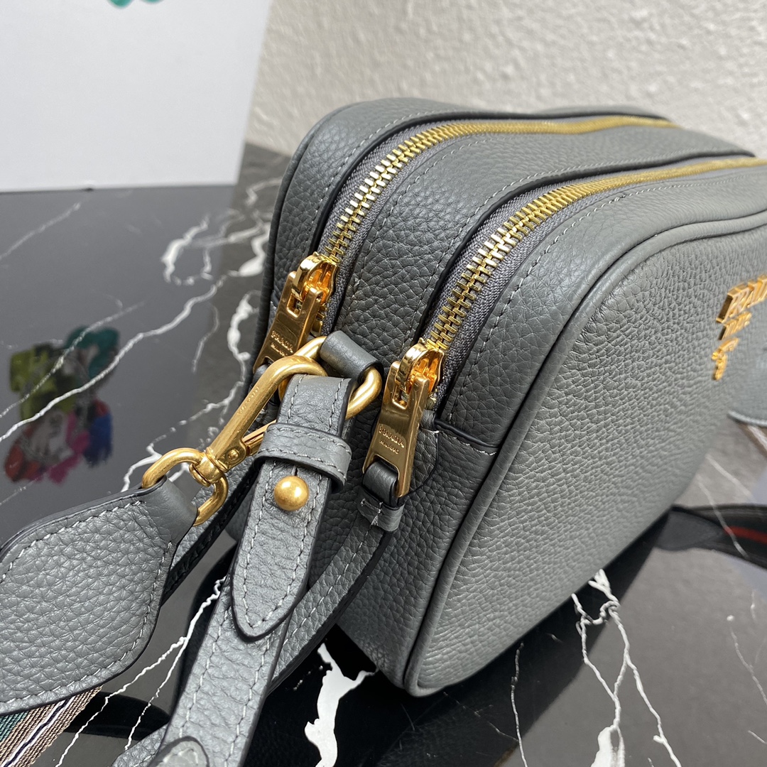 Pra*a medium leather bag