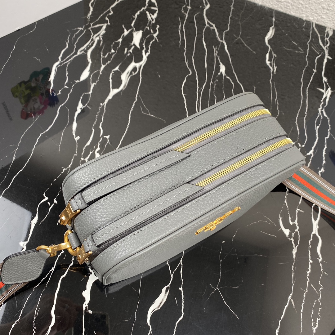 Pra*a medium leather bag