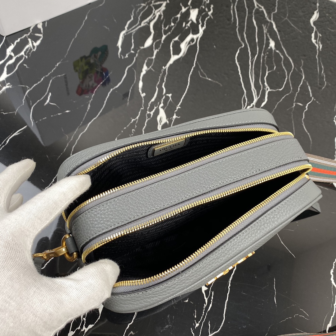 Pra*a medium leather bag
