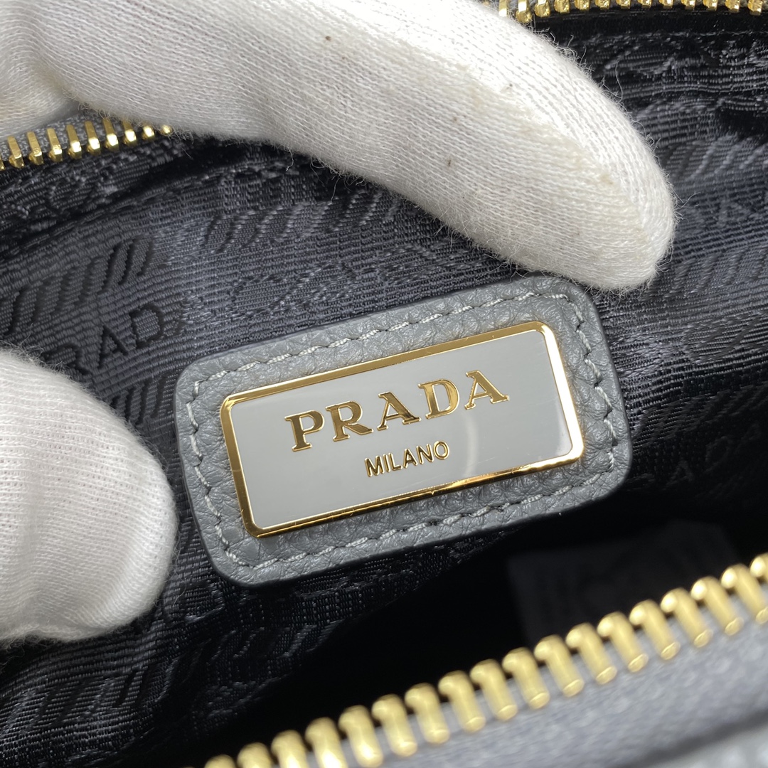 Pra*a medium leather bag