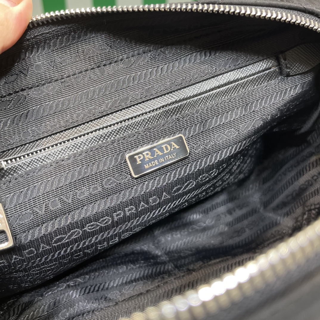 Pra*a re-edtion nylon quilted black triangle logo