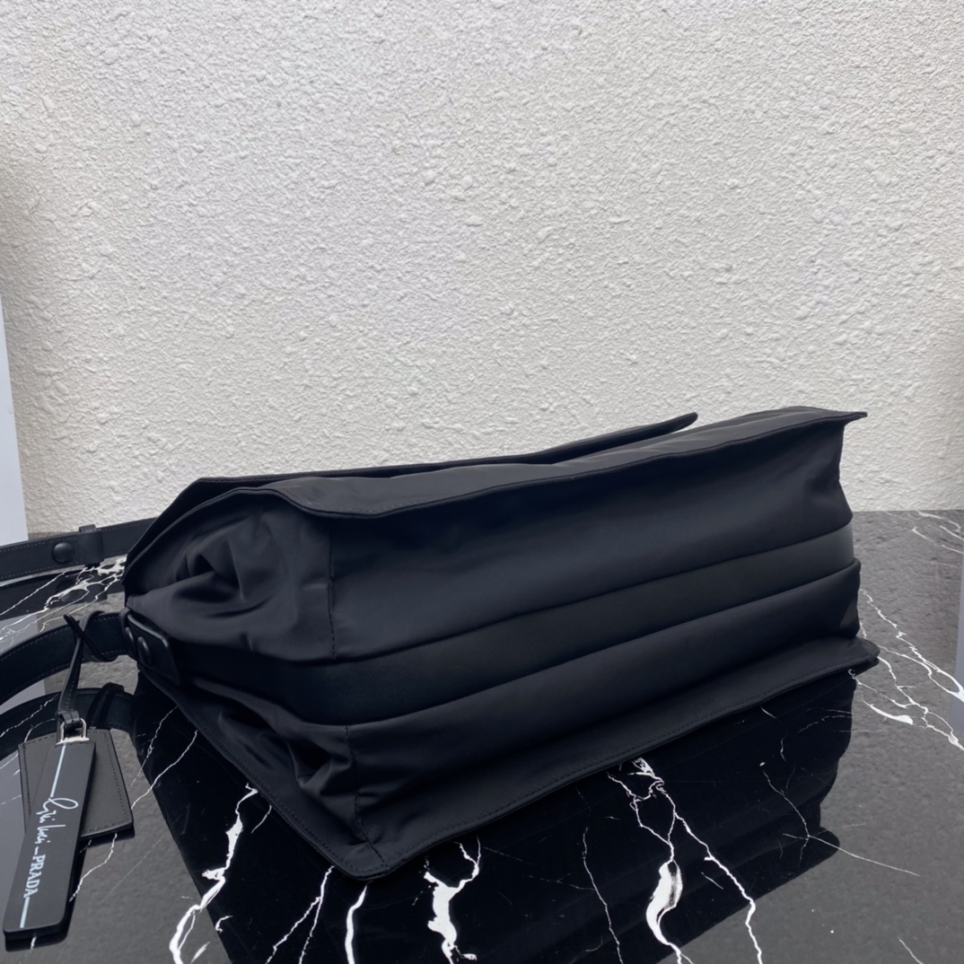 Pra*a  re-nylon bag