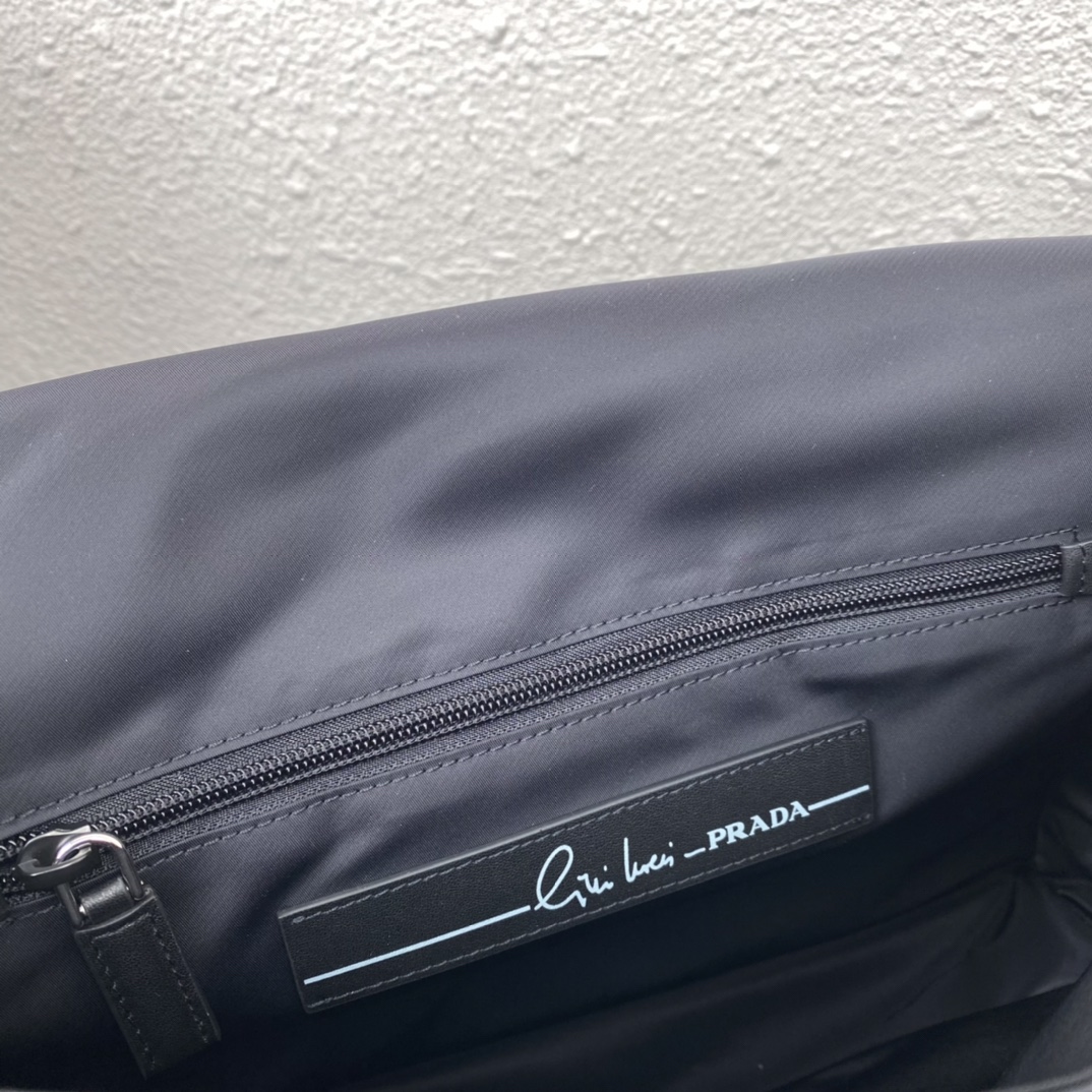Pra*a black re-nylon large padded shoulder bag