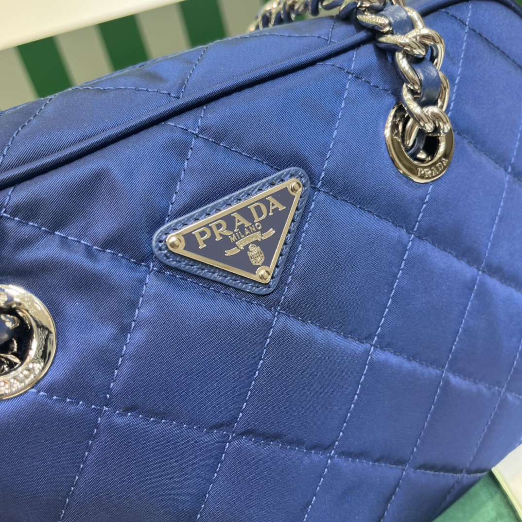 Pra*a vintage medium bag