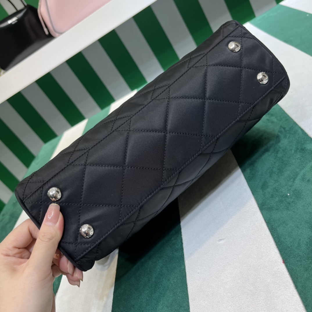 Pra*a vintage medium bag