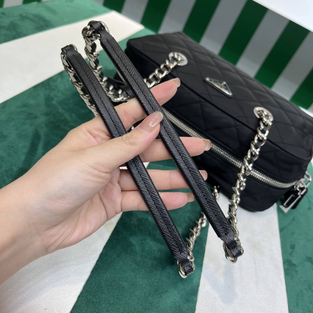 Pra*a vintage medium bag