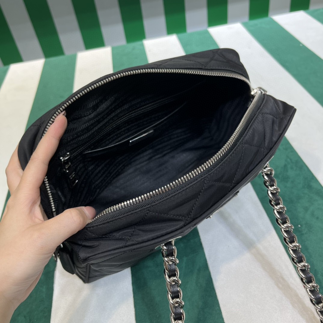 Pra*a vintage medium bag