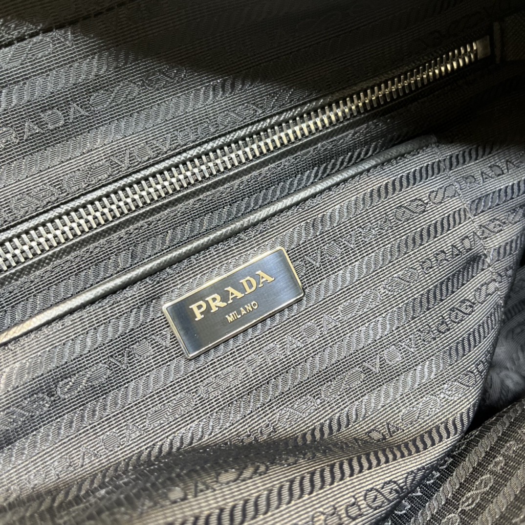 Pra*a vintage medium bag