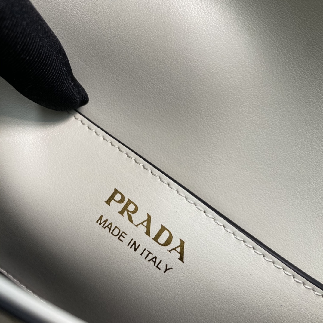 Pra*a leather shoulder bag