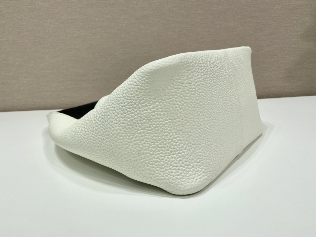 Pra*a leather handbag