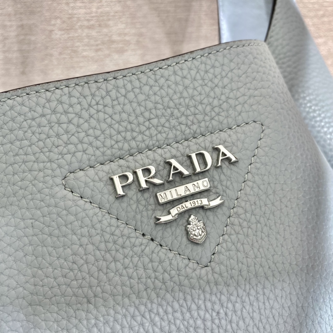 Pra*a leather handbag