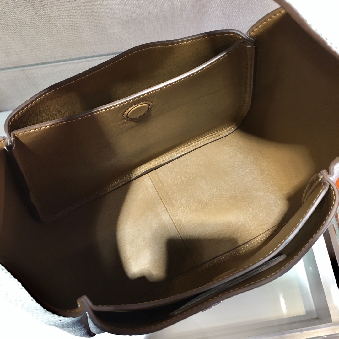 Pra*a leather handbag