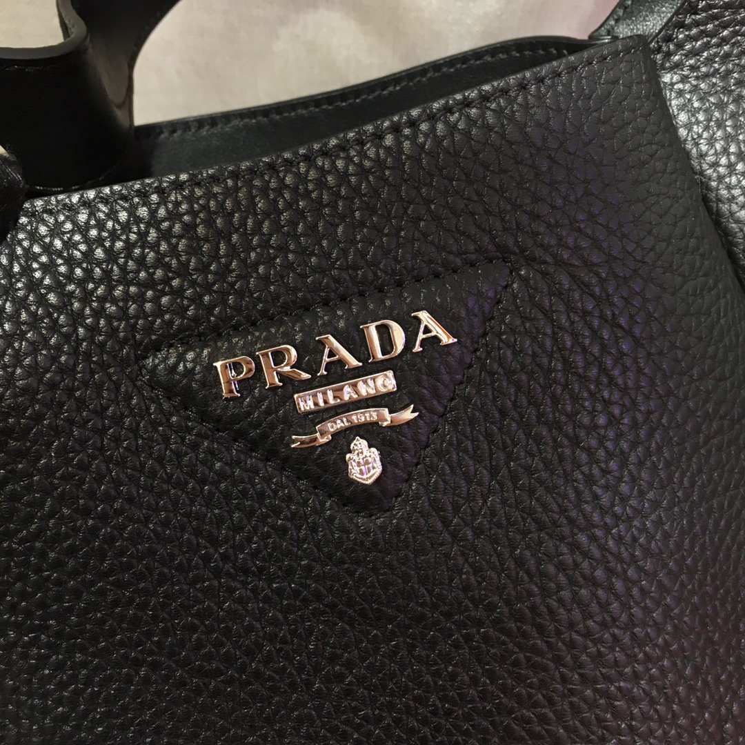 Pra*a leather handbag