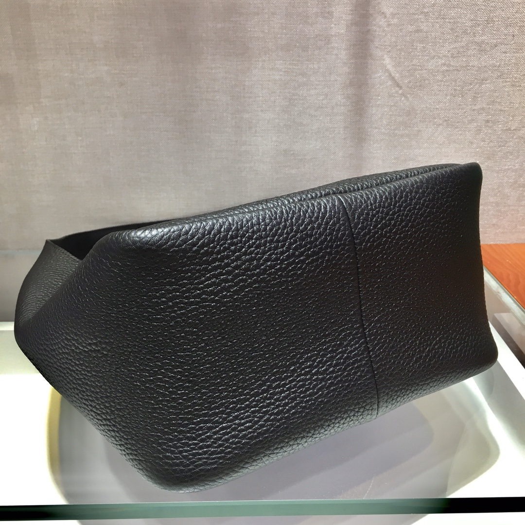 Pra*a leather handbag